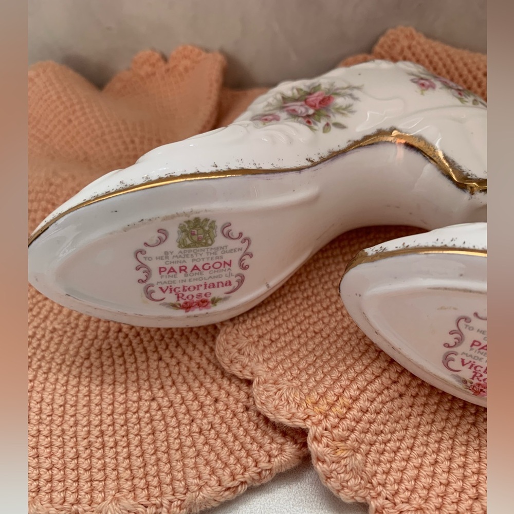Paragon Fine China Porcelain Her Majesty Victorians Rose Pair of Shoes gold trim - Picture 5 of 8